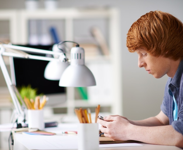 Student met behulp van zijn mobiele telefoon