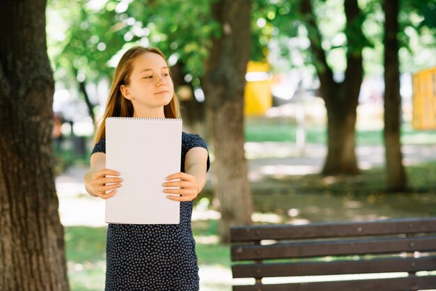 Student met blanco notitieblok