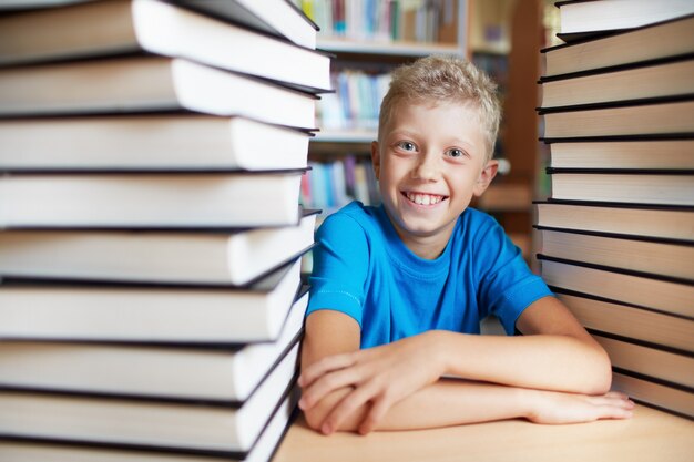 Student met gekruiste armen op de tafel