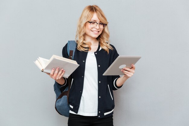 Student met tablet en boek