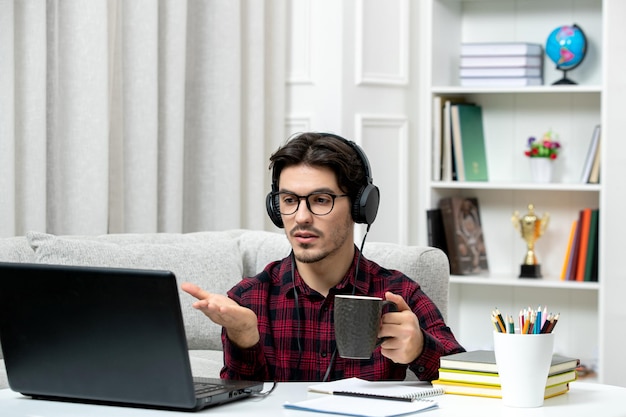 Student online schattige kerel in geruit overhemd met bril studeren op computer praten op videocall