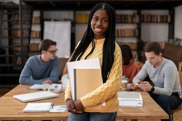 Student poseert tijdens een groepsstudiesessie met collega's