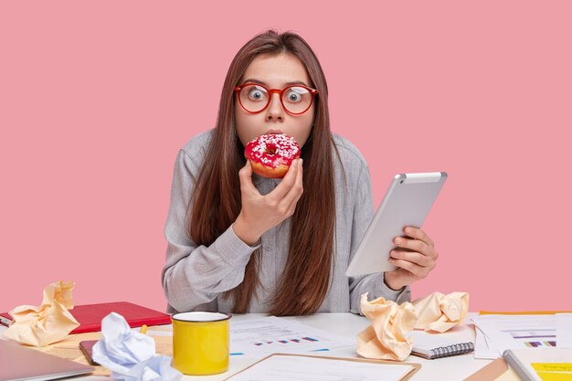 Student zit aan bureau met documenten