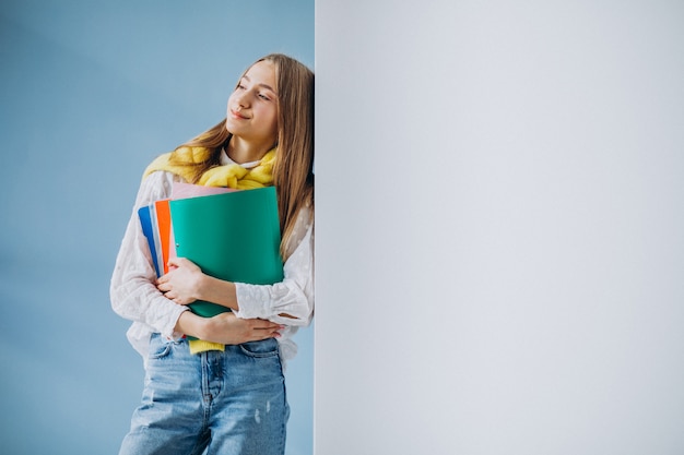 Studente die zich met kleurrijke omslagen bevindt