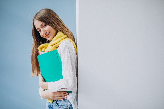 Studente die zich met kleurrijke omslagen bevindt