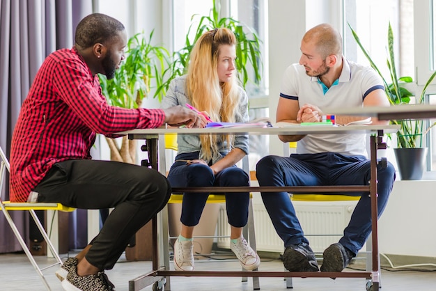 Gratis foto studenten aan tafel communiceren