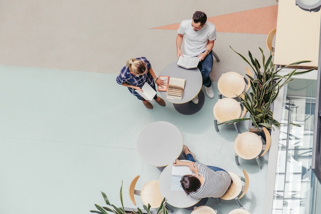 Studenten aan tafel met boeken