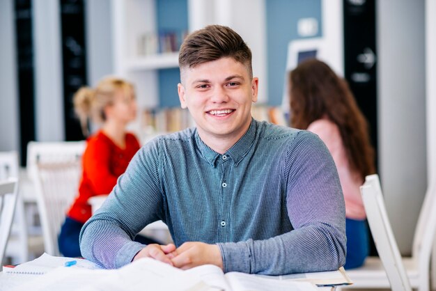 Studenten aan tafel zitten in de bibliotheek