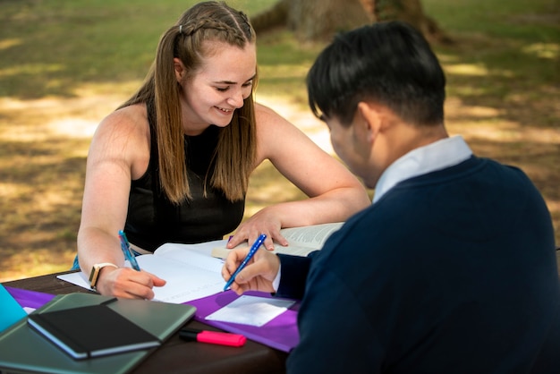 Gratis foto studenten buiten proppen