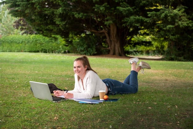 Studenten buiten proppen