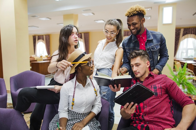 Studenten communiceren in de bibliotheek