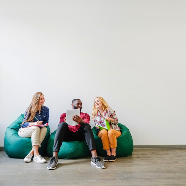 Studenten delen ideeën tijdens het werken