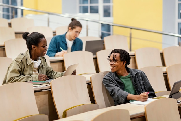 Studenten die een universitaire klas bijwonen