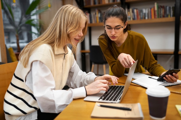 Studenten die in studiegroep werken