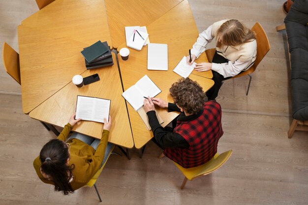 Studenten die in studiegroep werken