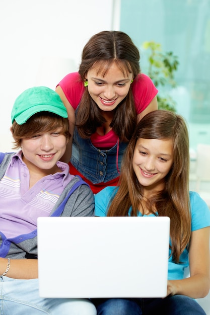 Gratis foto studenten die pret met laptop