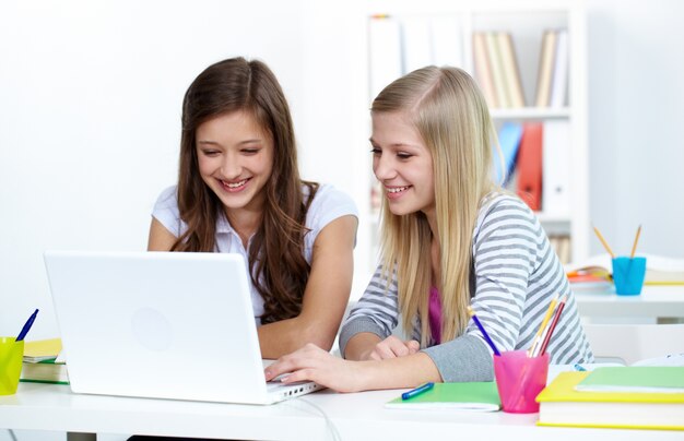 Studenten die pret met laptop