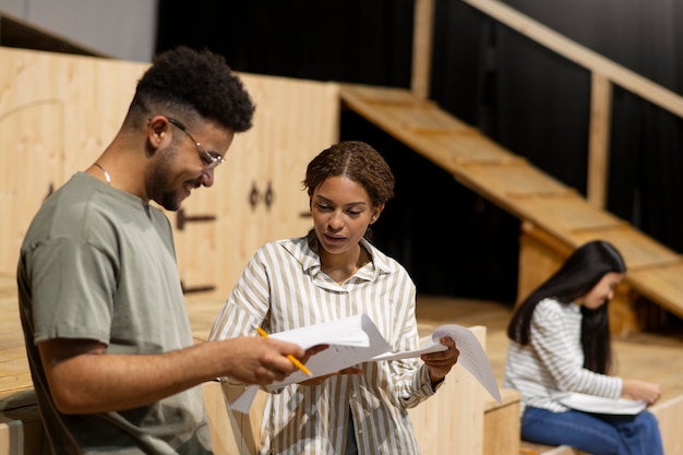 Studenten herhalen voor de theaterles.