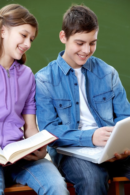 Gratis foto studenten lachen met laptop