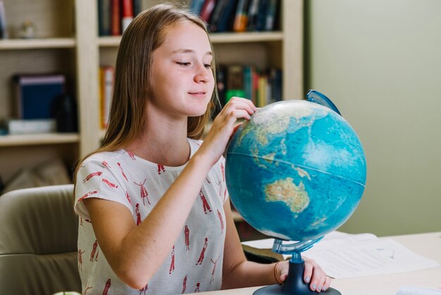 Studenten leren aardrijkskunde met wereldbol