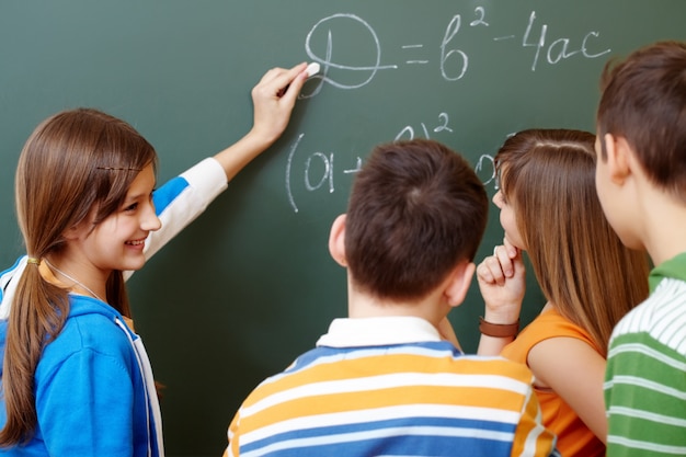 Gratis foto studenten leren van algebra