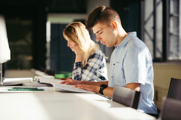 Studenten lezen boeken aan tafel