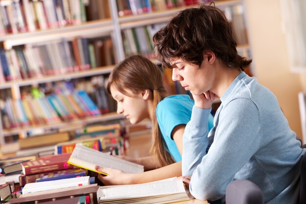 Studenten lezen van boeken en het voorbereiden om examen