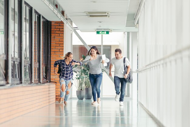 Studenten lopen en plezier hebben