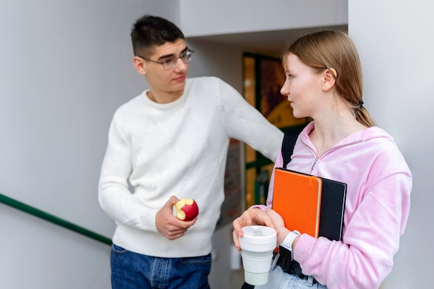 Gratis foto studenten lunchen in de kantine