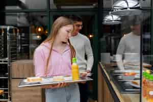 Gratis foto studenten lunchen in de kantine