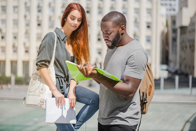 Gratis foto studenten met papieren