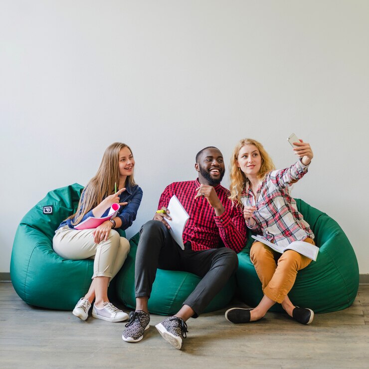 Gratis Foto studenten nemen selfie tijdens het leren