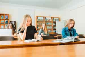 Gratis foto studenten studeren in de klas