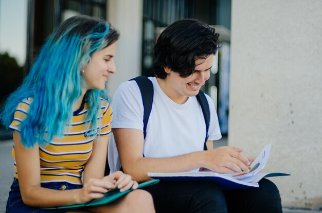 Studenten studeren op de trap