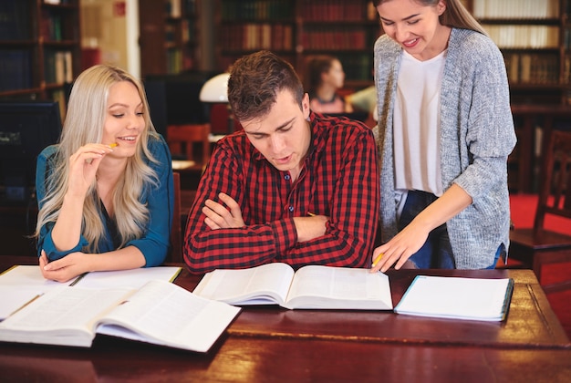 Studenten studeren voor examen in bibliotheek Premium Foto