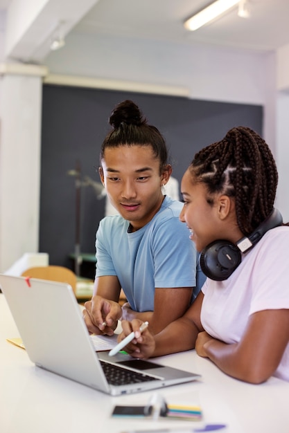 Gratis foto studenten van verschillende etniciteiten stampen