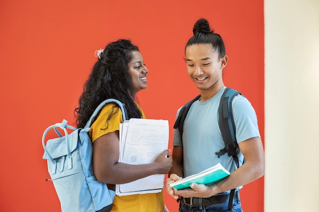 Gratis foto studenten van verschillende etniciteiten stampen