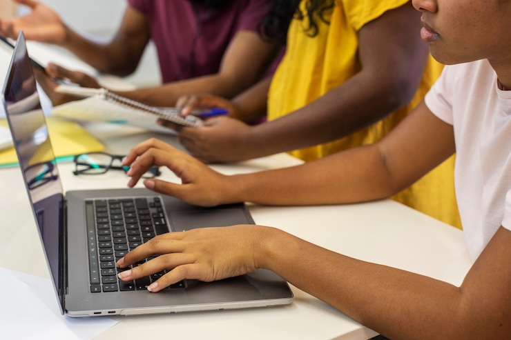 Gratis Foto studenten van verschillende etniciteiten stampen
