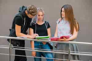 Gratis foto studenten werken aan de veranda