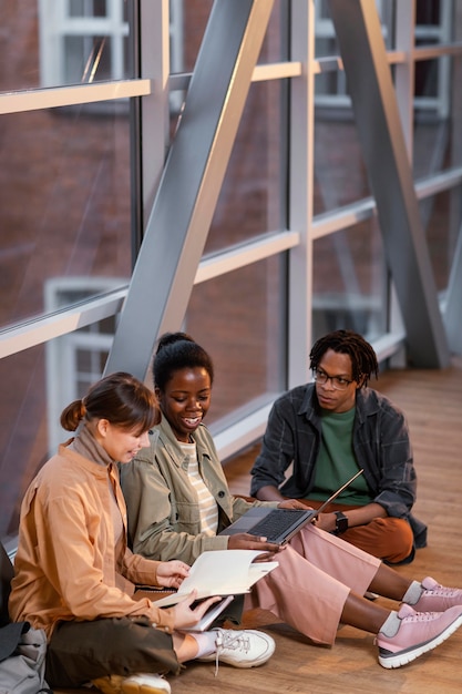 Studenten werken samen aan een project