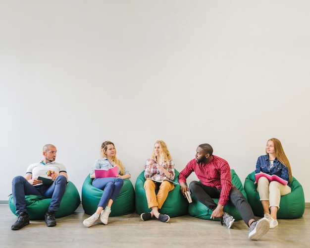 Gratis foto studenten werken samen in fauteuils