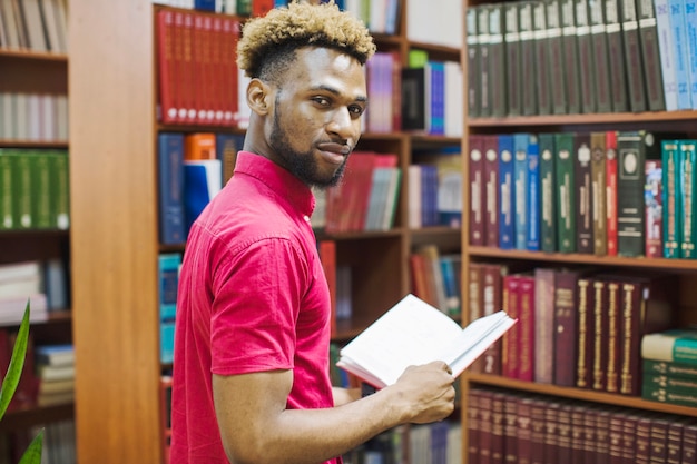 Gratis foto studentenlezenboek in de bibliotheek