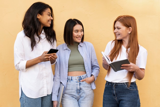 Studentenmeisjes van verschillende etniciteiten