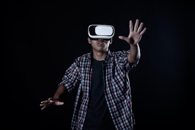 Studentenmens die virtuele werkelijkheidsbeschermende brillen, VR-hoofdtelefoon dragen.