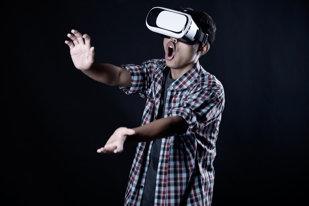 Studentenmens die virtuele werkelijkheidsbeschermende brillen, VR-hoofdtelefoon dragen.