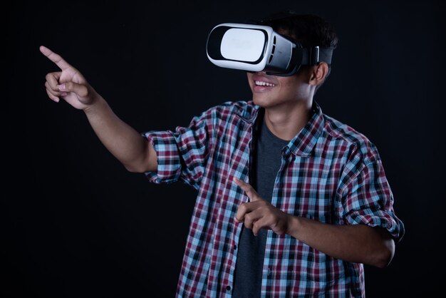 Studentenmens die virtuele werkelijkheidsbeschermende brillen, VR-hoofdtelefoon dragen.