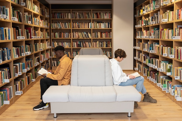 Gratis foto studiegroep leren in de bibliotheek