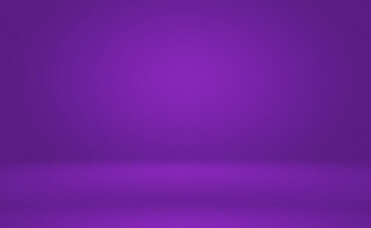 Gratis Foto studio achtergrond concept - abstracte lege lichte gradiënt paarse studio kamer achtergrond voor product. effen studio-achtergrond.
