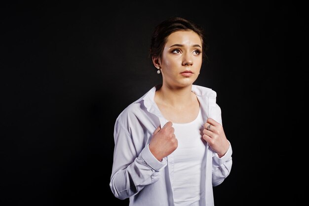 Studio portret van brunette meisje met make-up op zwarte achtergrond