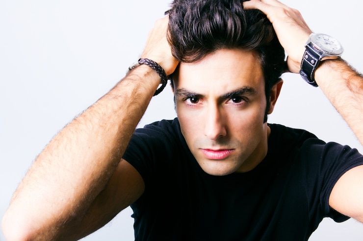 Gratis Foto studio portret van mooie jonge man poseren